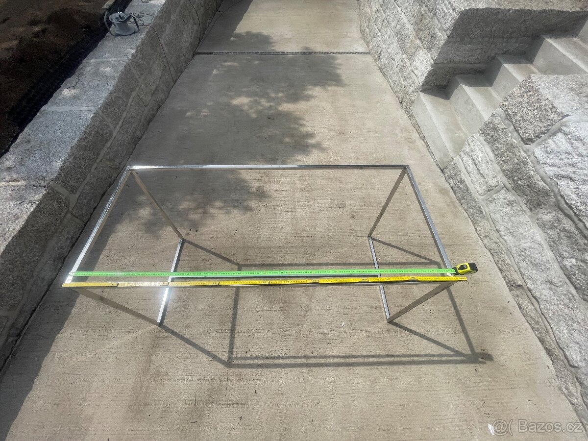 nerezová konstrukce na stůl