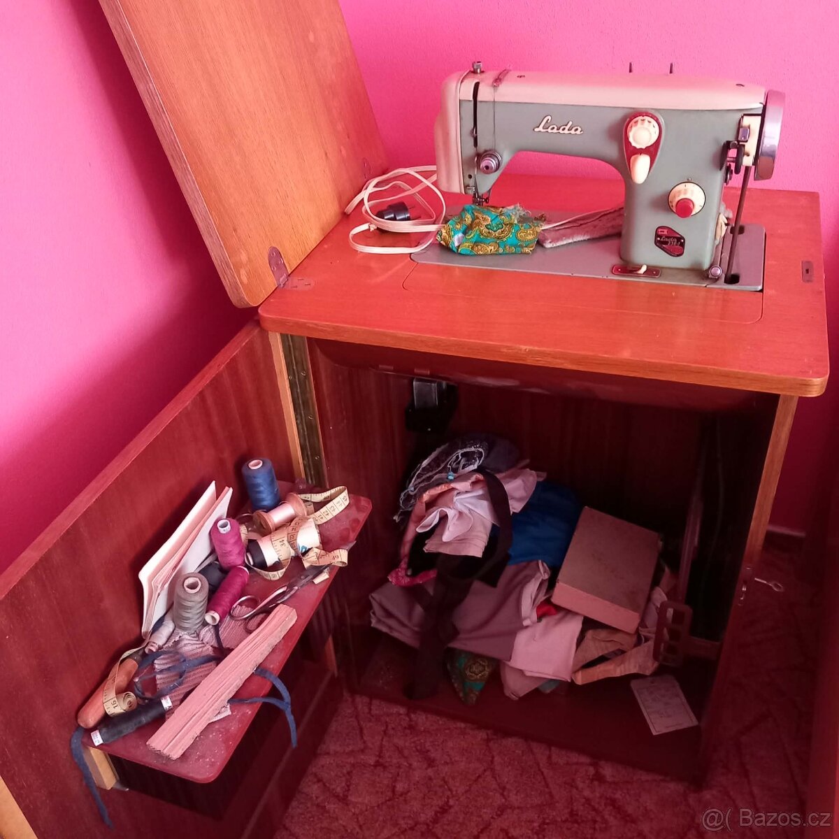 Šicí stroj Lada