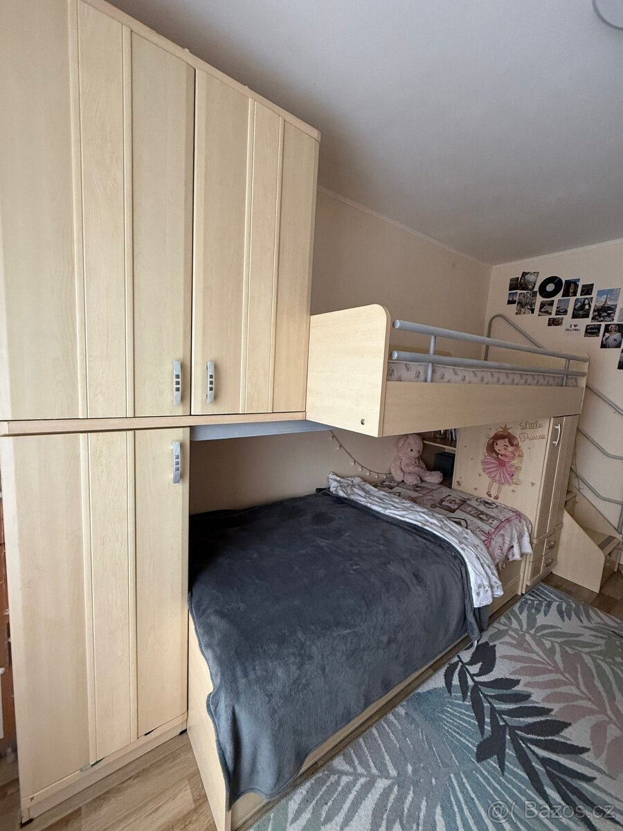 Dětská patrová postel se šatní skříní, včetně matrací