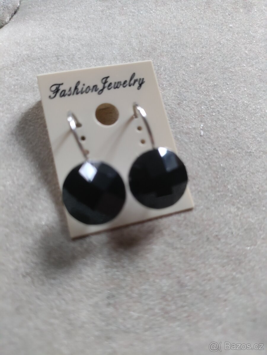 Černé náušnice pecicky
