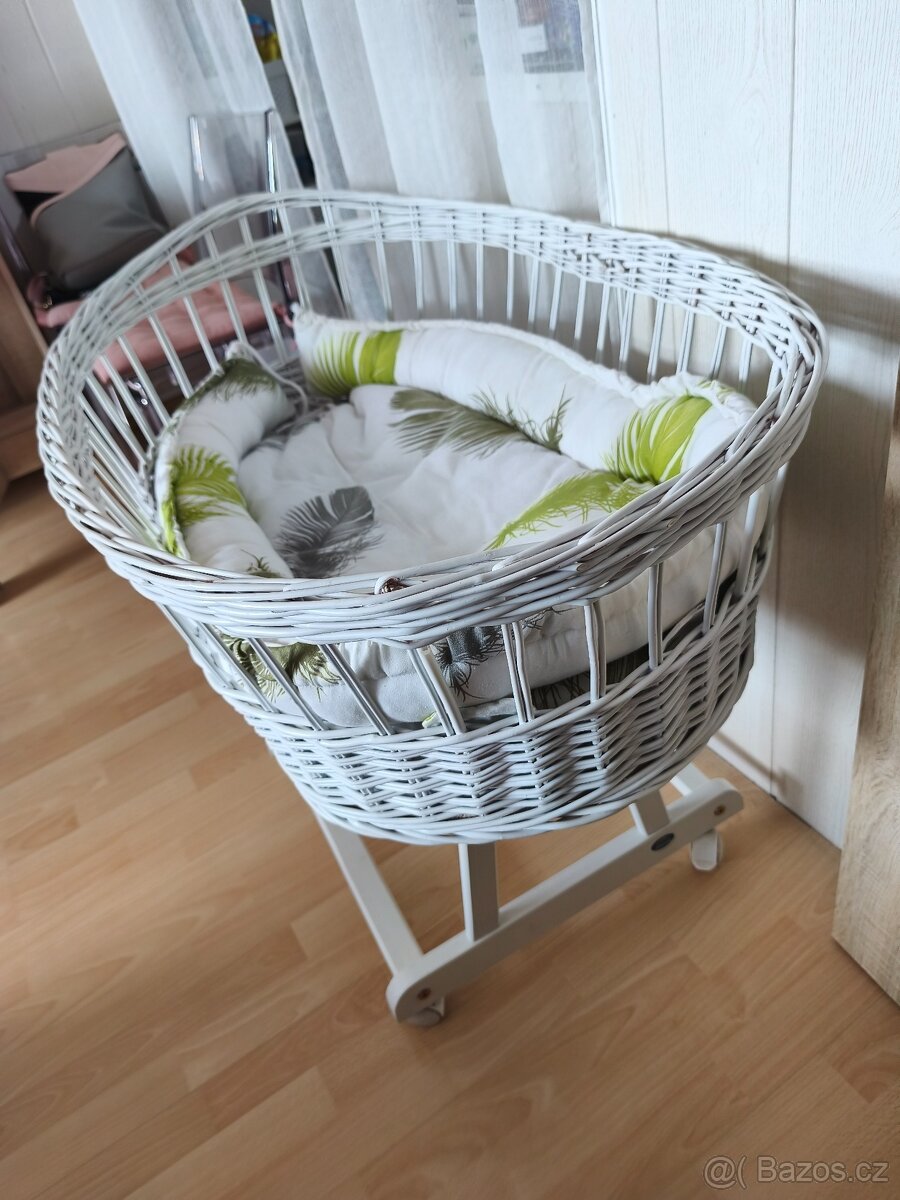 Dětská postýlka s nebesy