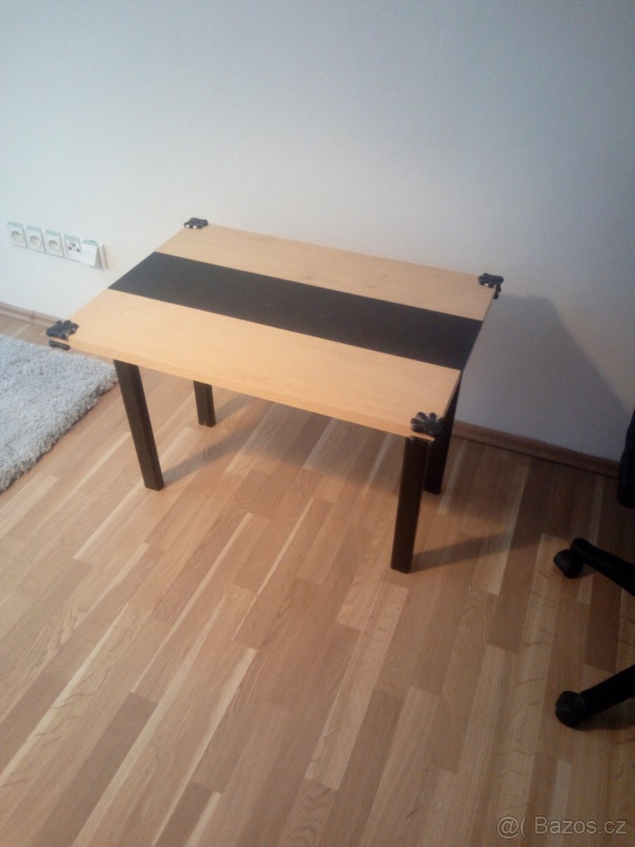 Malý stůl.