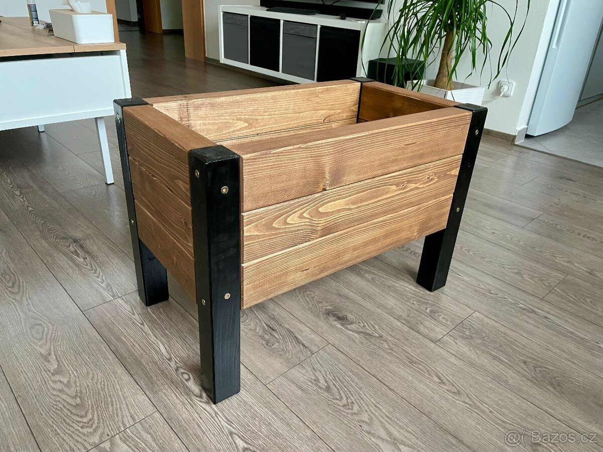 Vyvýšený dřevený truhlík