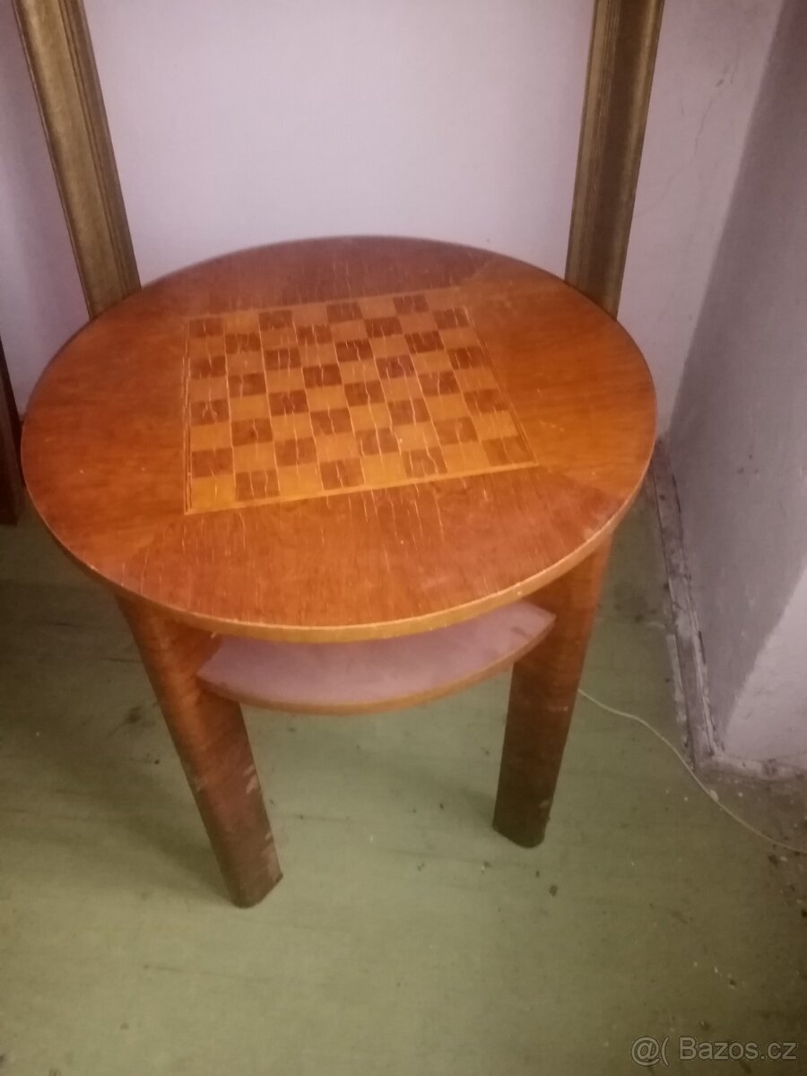 Starožitný šachový stolek