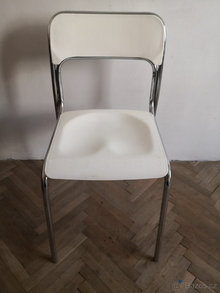 Bílá židle