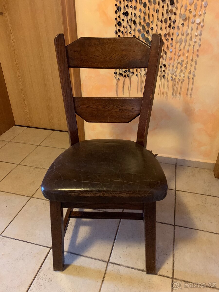 Starší kožené židle