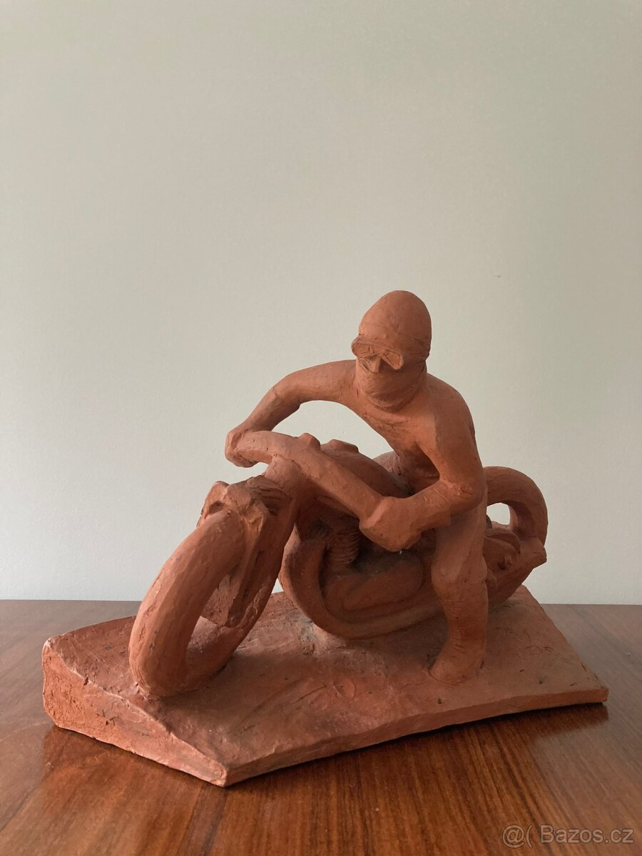 PLASTIKA MOTORKÁŘE