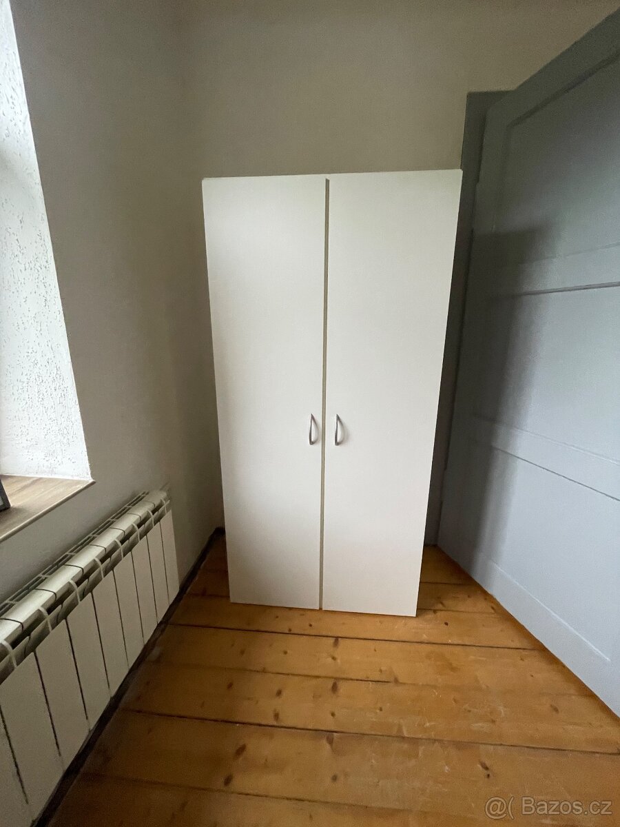 Menší šatní skříně
