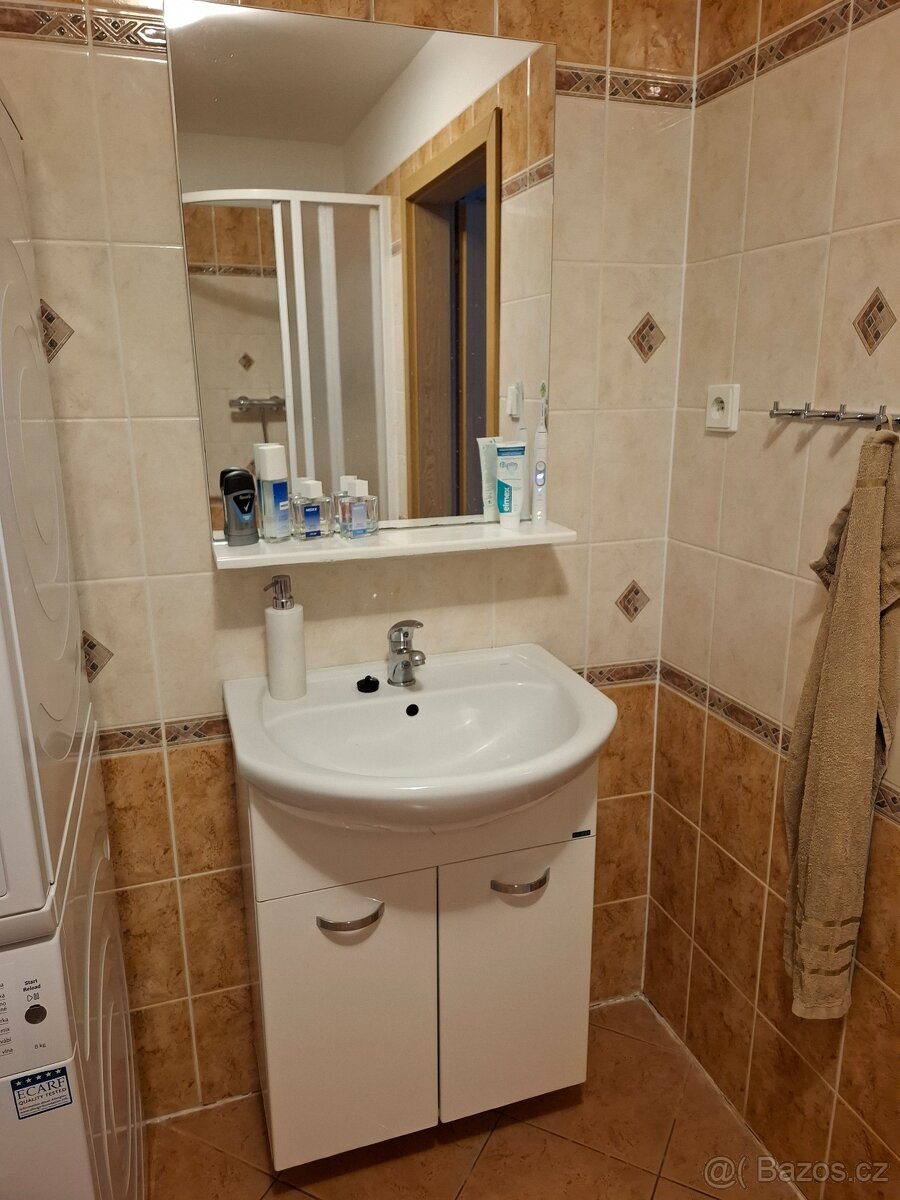 Koupelnová skříňka a zrcadlo