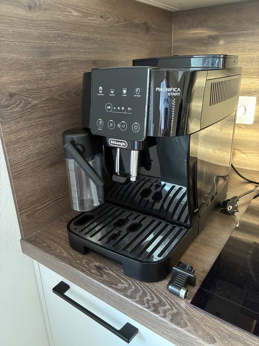 Espresso funkce cappuccino DeLonghi Magnifica Start zánovní