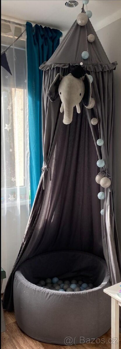 Baldachýn a slon na zavěšení