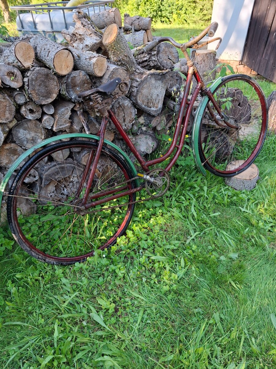 Historické dámské kolo.