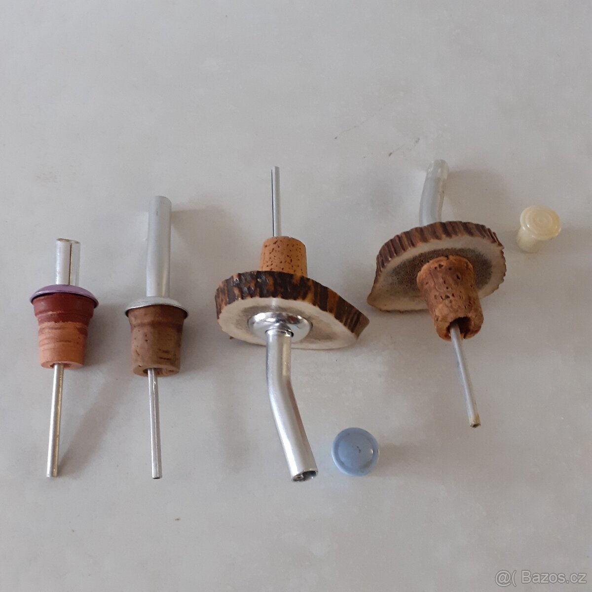 zátky, uzávěry, nálevky na lahve