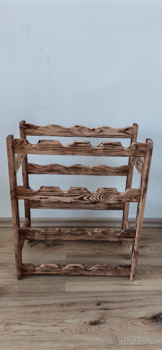 Dřevěný regál na víno - 16 lahví