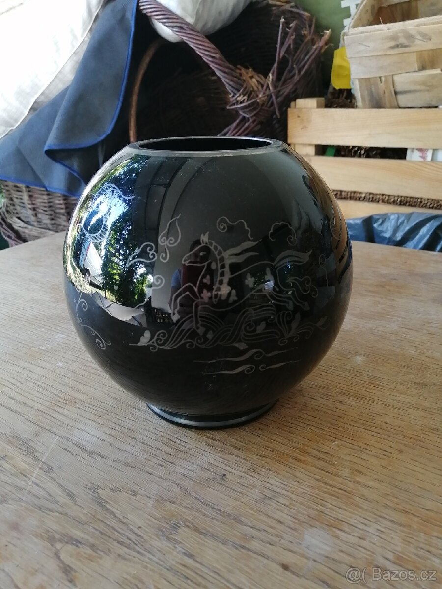 Černá kulatá váza