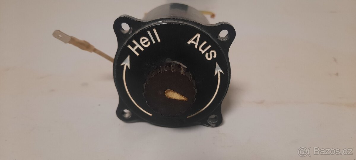 Letecký regulátor osvětlení palubni desky