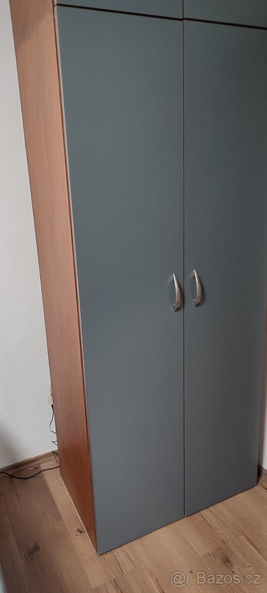Dřevěná šatní skříň s nástavcem