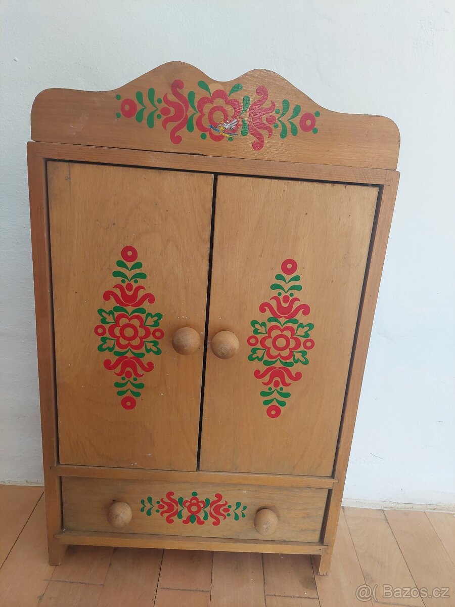 Skříň pro panenky