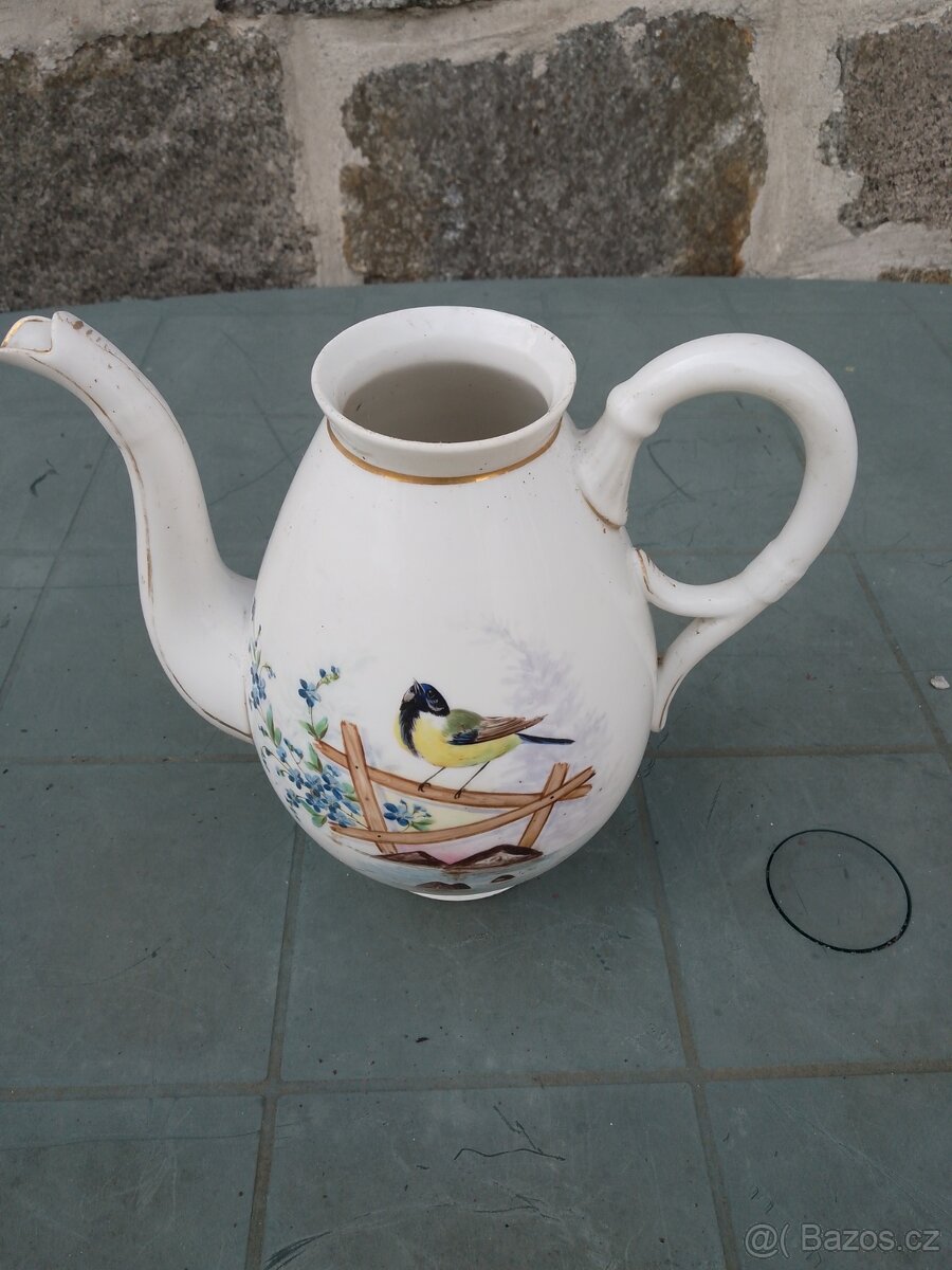 Krásná porcelánová konvička