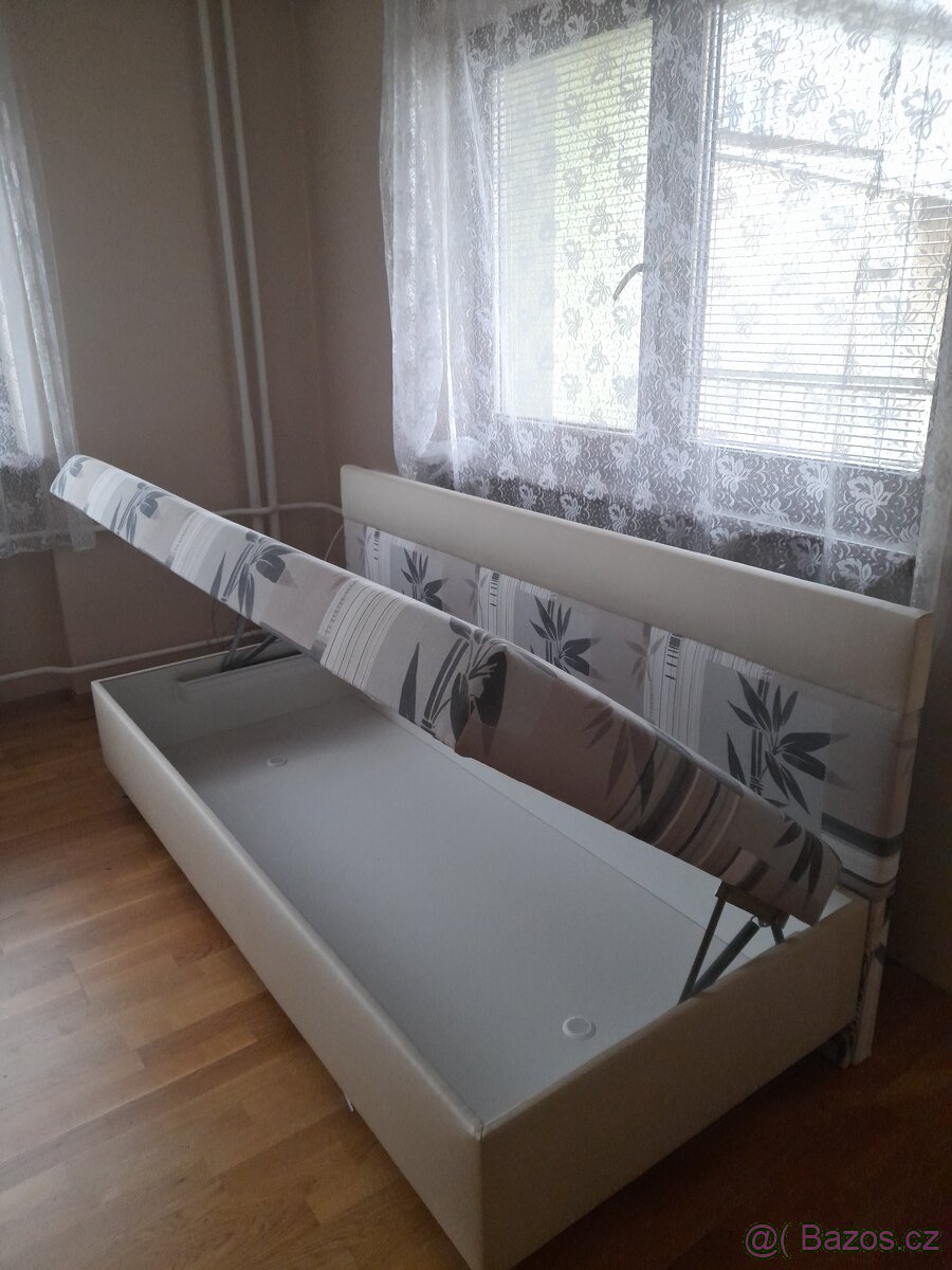 Postel s úložným prostorem