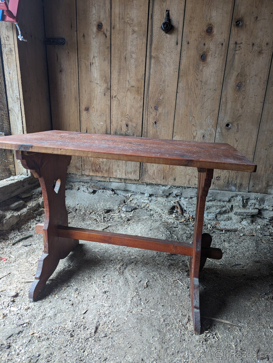Zdobený dřevený stolek z masivu, lakovaný