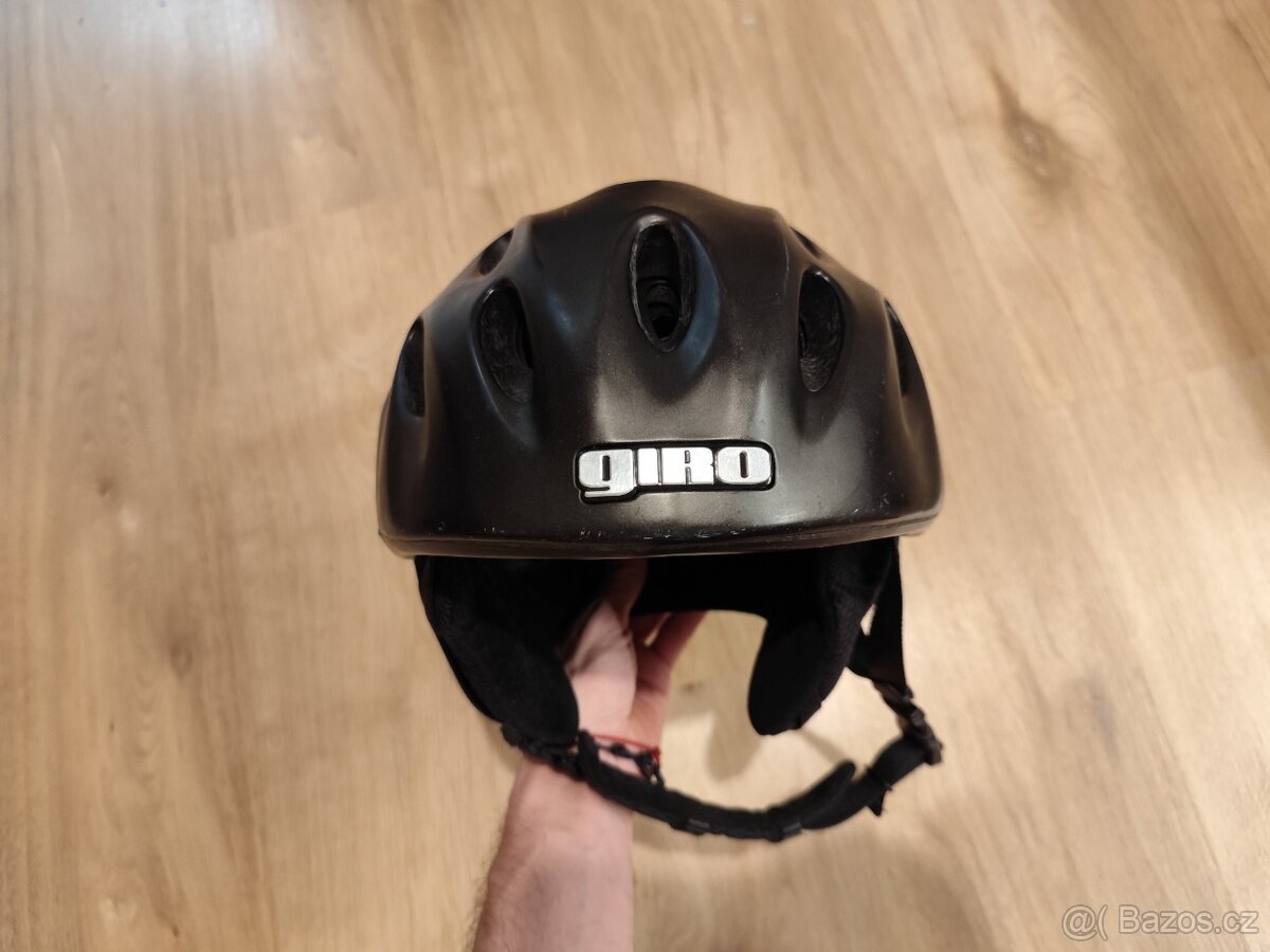 Lyžařskou helmu značky Giro + Lyžařské brýle značky Bollé
