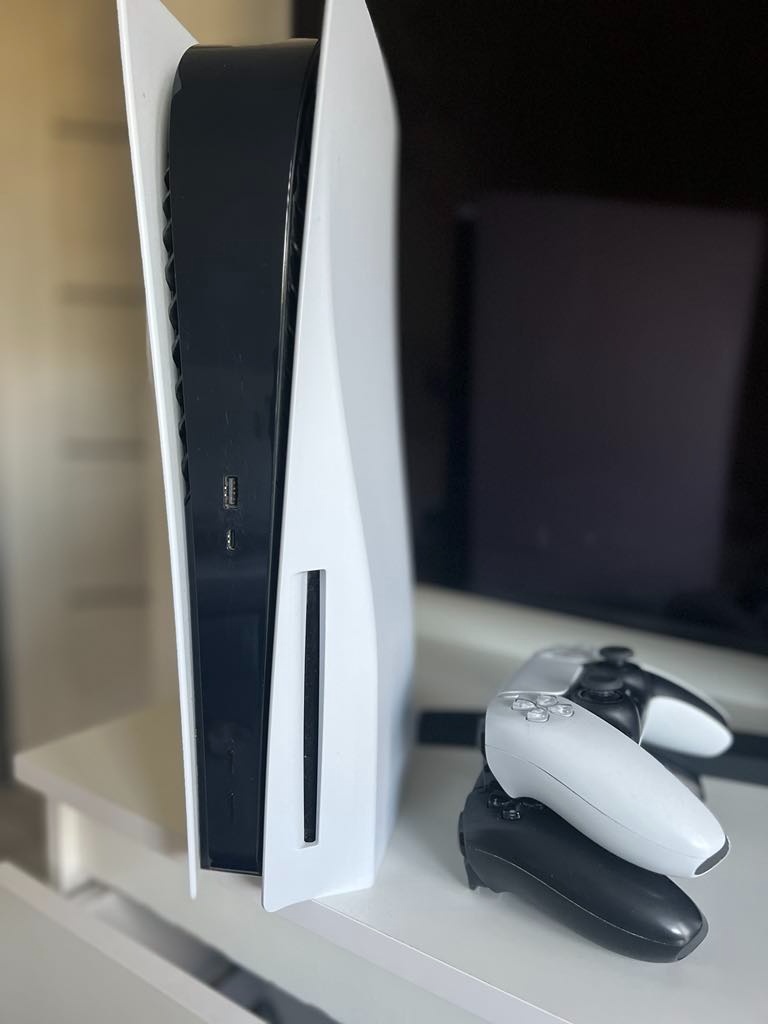 PS5 s mechanikou +2 ovladače