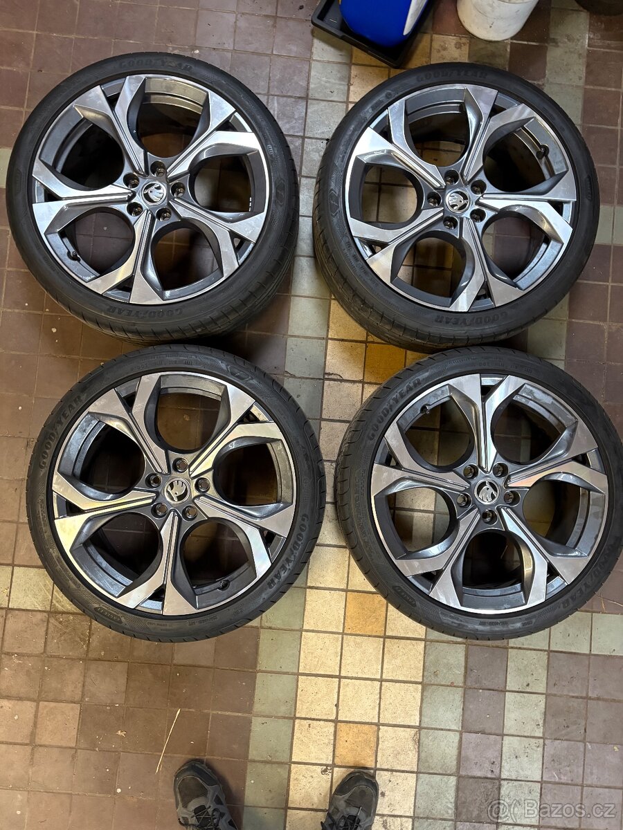 Alu r19 Octavia IV 225/40/19