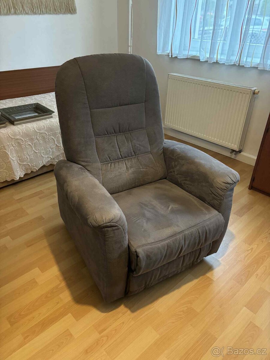 Polohovací křeslo šedé