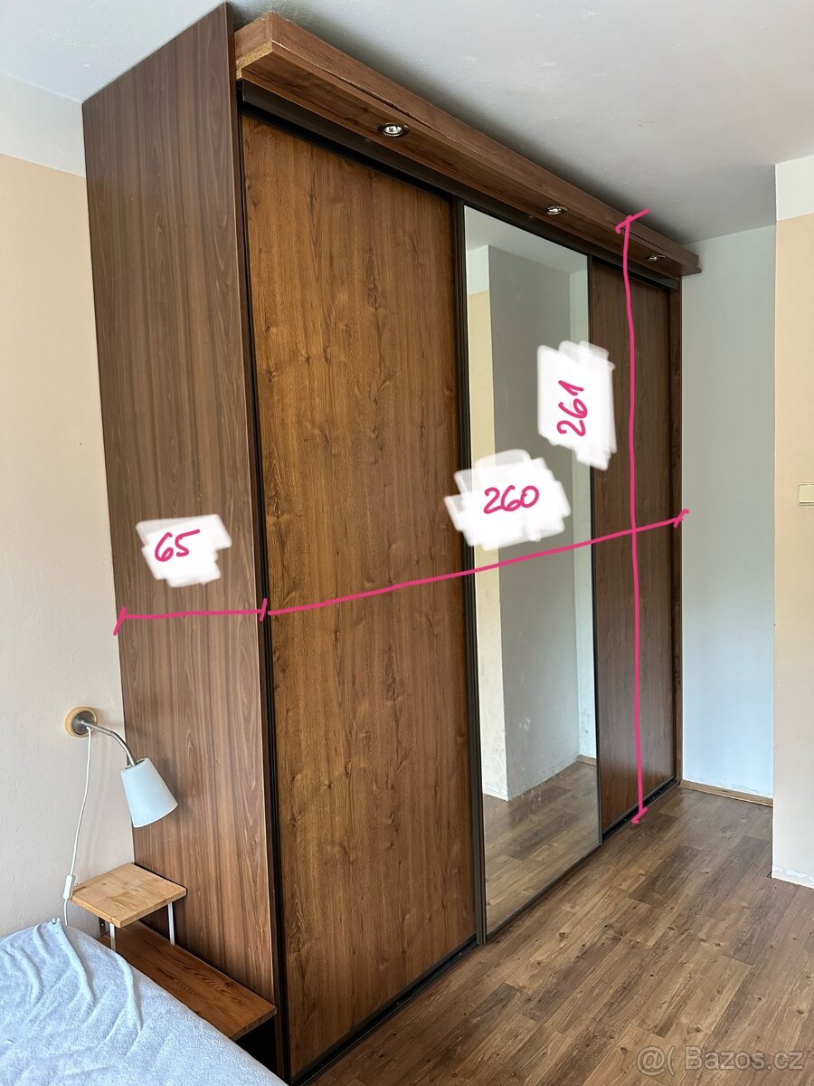 šatní skříň s posuvnými dveřmi, zrcadlem a osvětlením