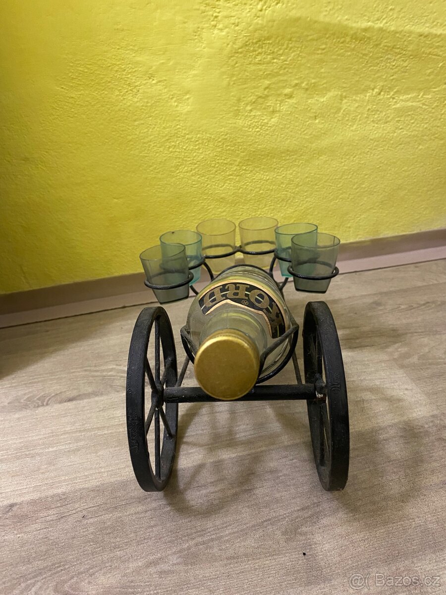 Starožitný povoz na půlky, socha, starožitné hodiny
