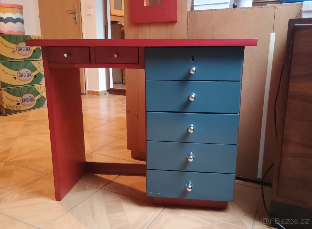 Dětský psací stůl funkcionalismus