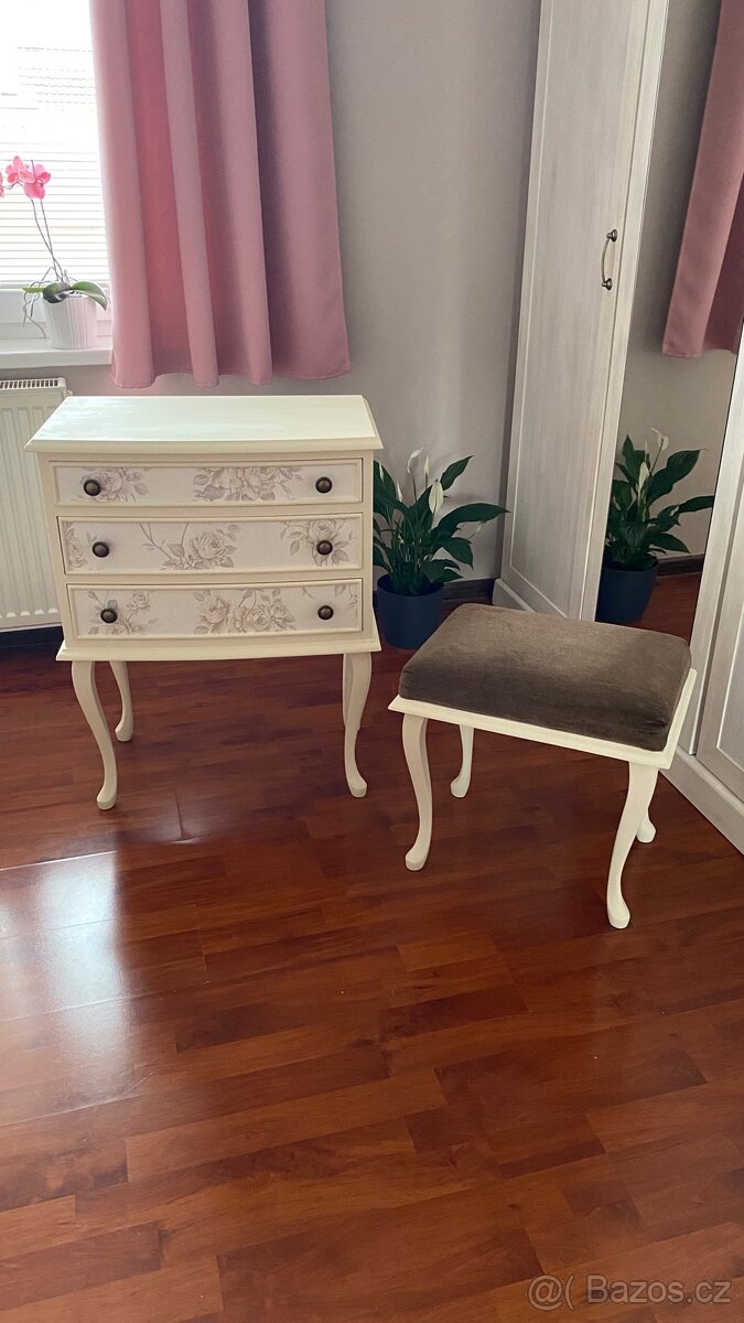 Šuplíková komoda a taburet