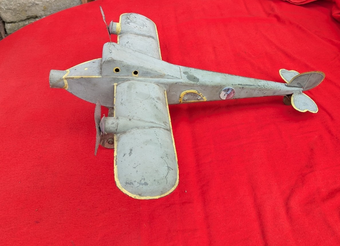 Stará plechová hračka z 1 republiky model letadla
