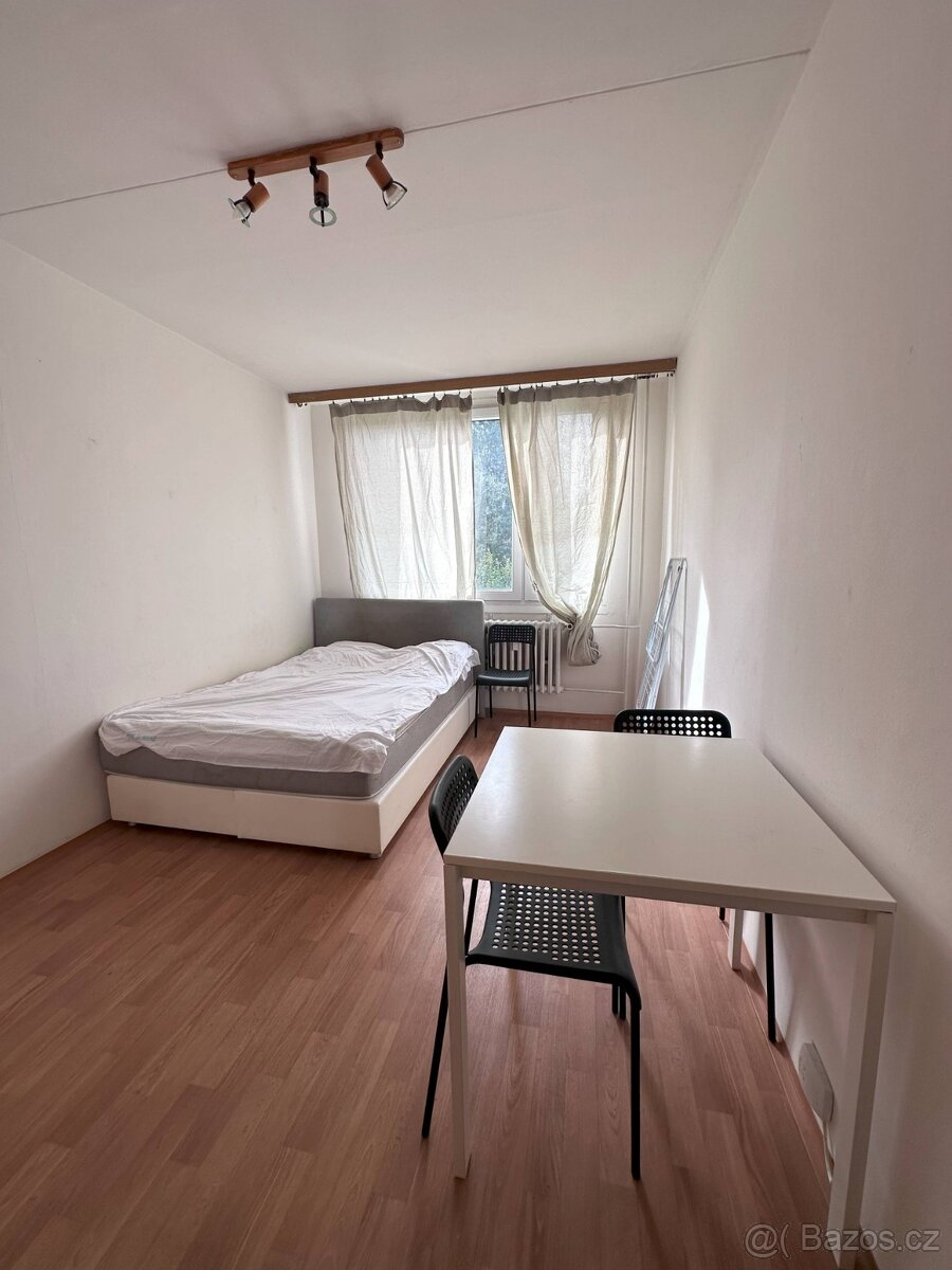 Pronájem — pokoj s trvalým pobytem pro pár na Hájích