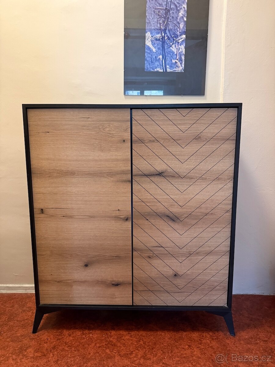 Designová skříňka - dub/černá, jako nová