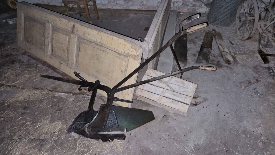 Starý jednoradliční pluh s kolečky