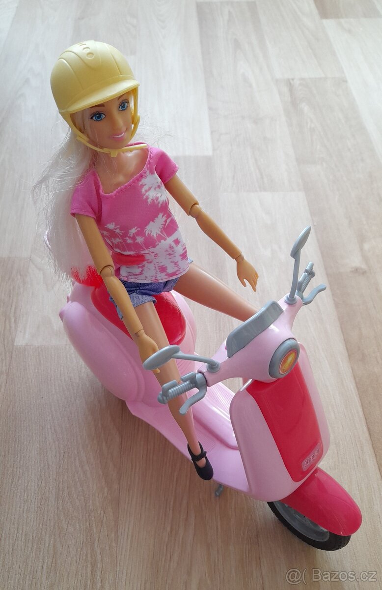 Panenka Anlily kloubová se skútrem