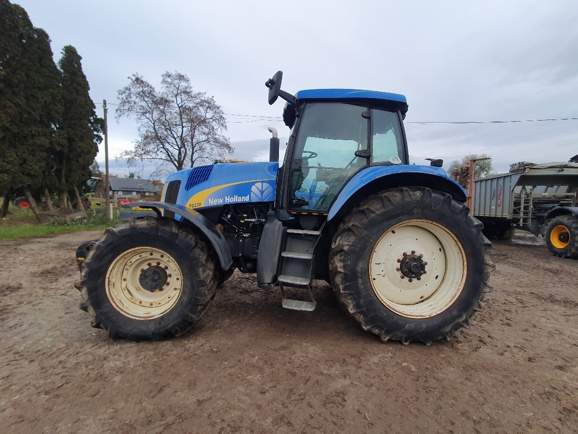 TRAKTOR NEW HOLLAND TG 230