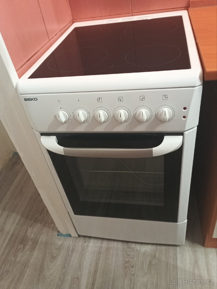 Sporák Beko CS 5800 sklokeramická deska