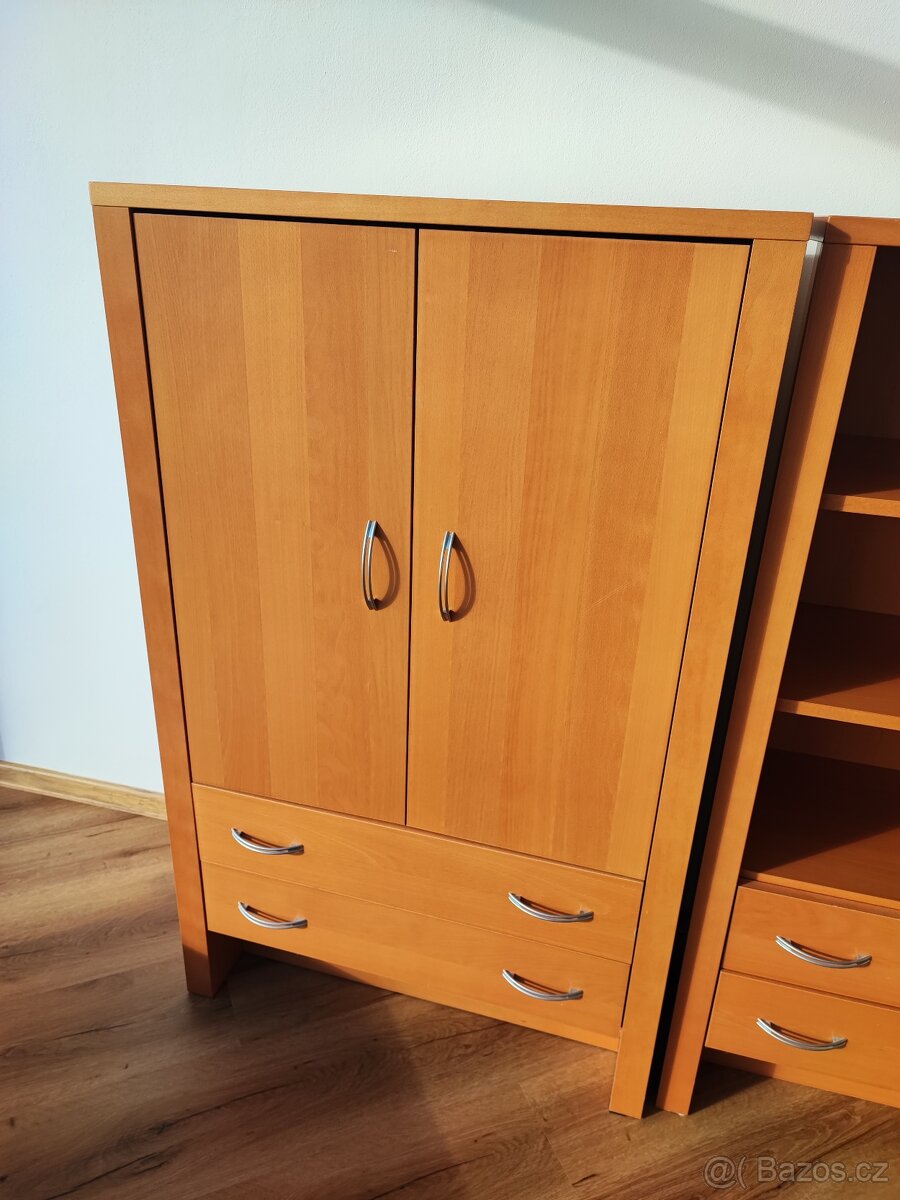 Skříňka s plnými dvířky z dýhované dřevotřísky