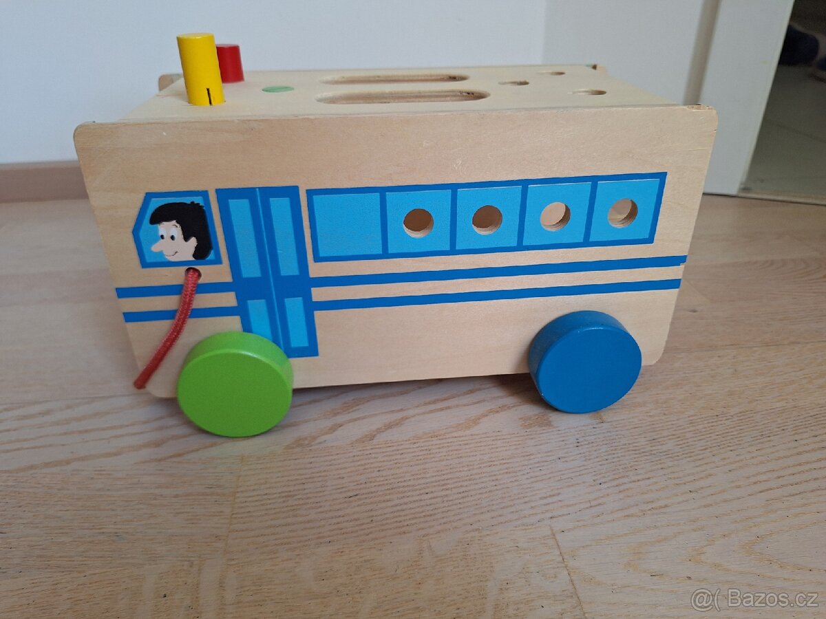 Dreveny autobus
