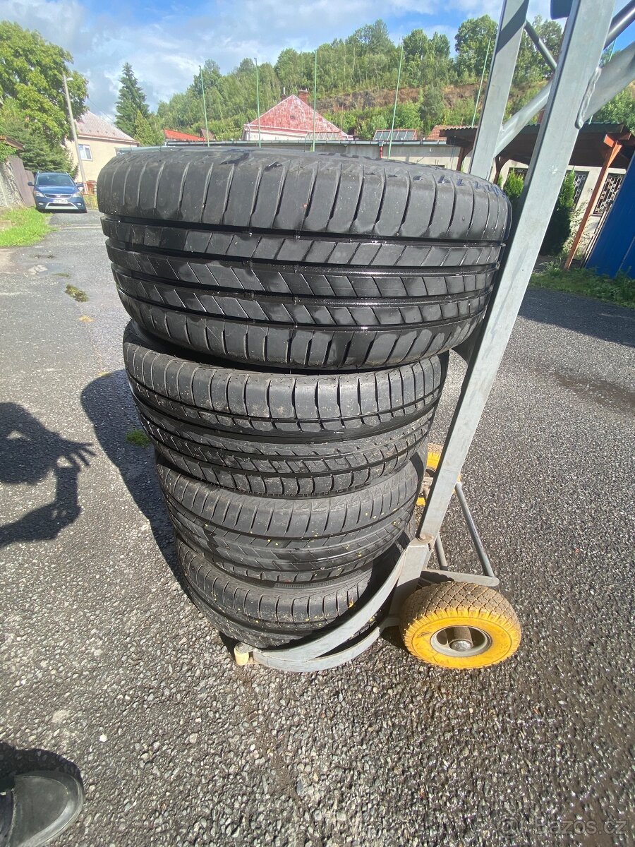 Téměř nové pneu 225/55 17”