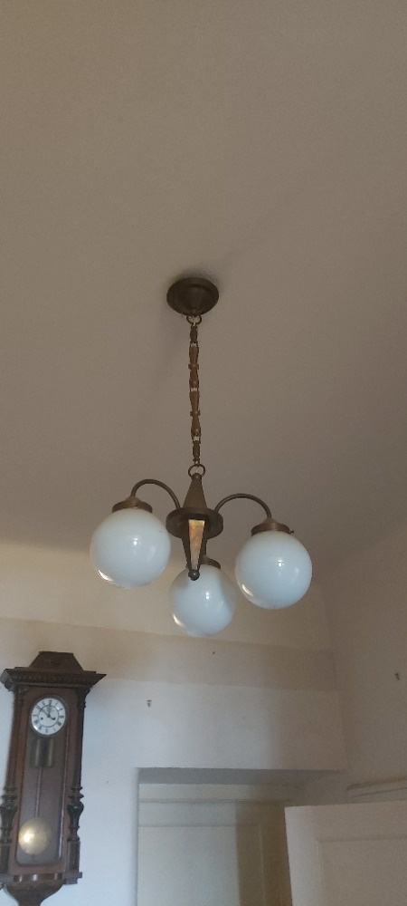 Krásný elegantní lustr s mosazí