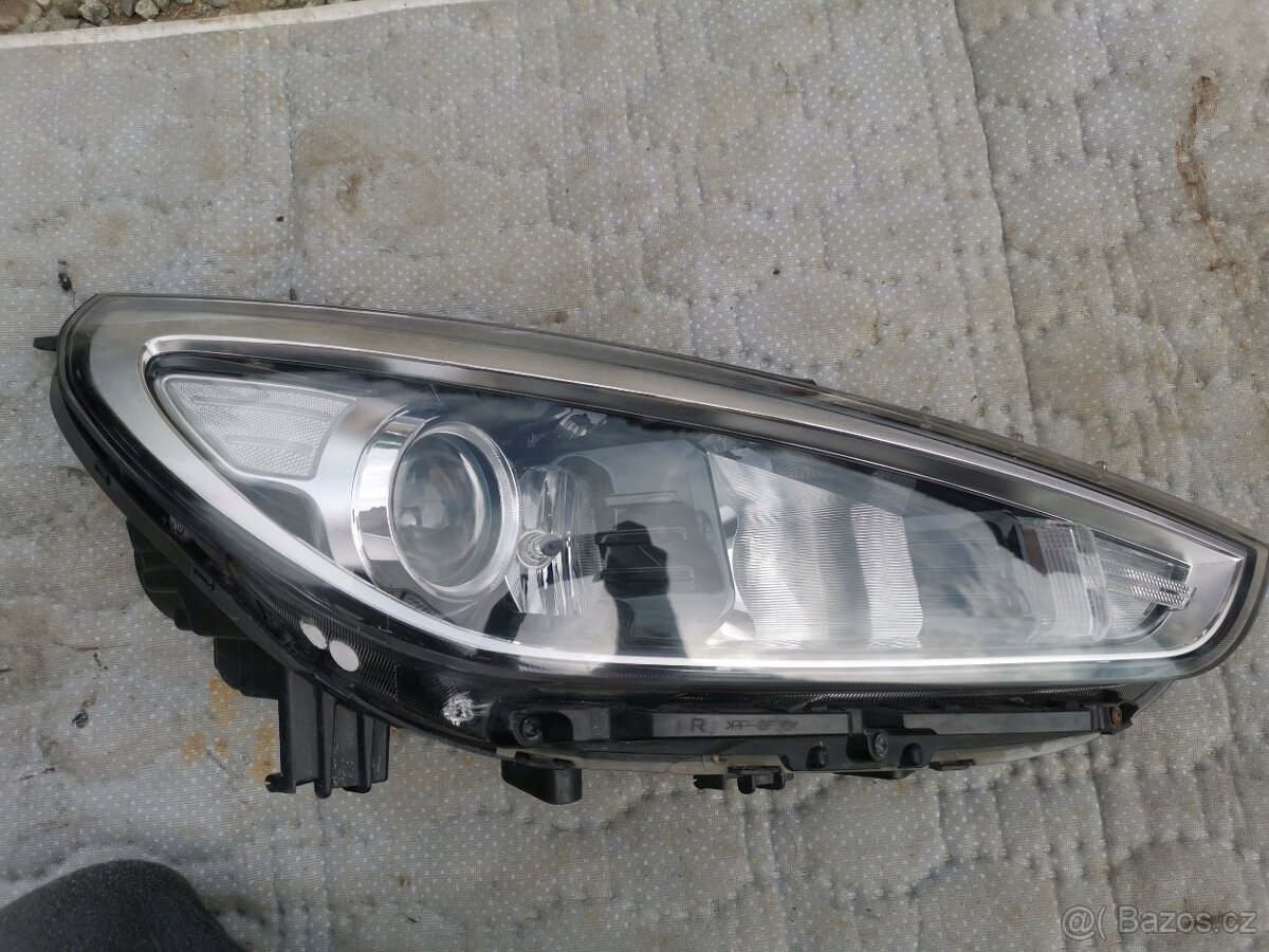 Prodám přední světlomet na Hyundai i30 2016-20 - 92102G4020