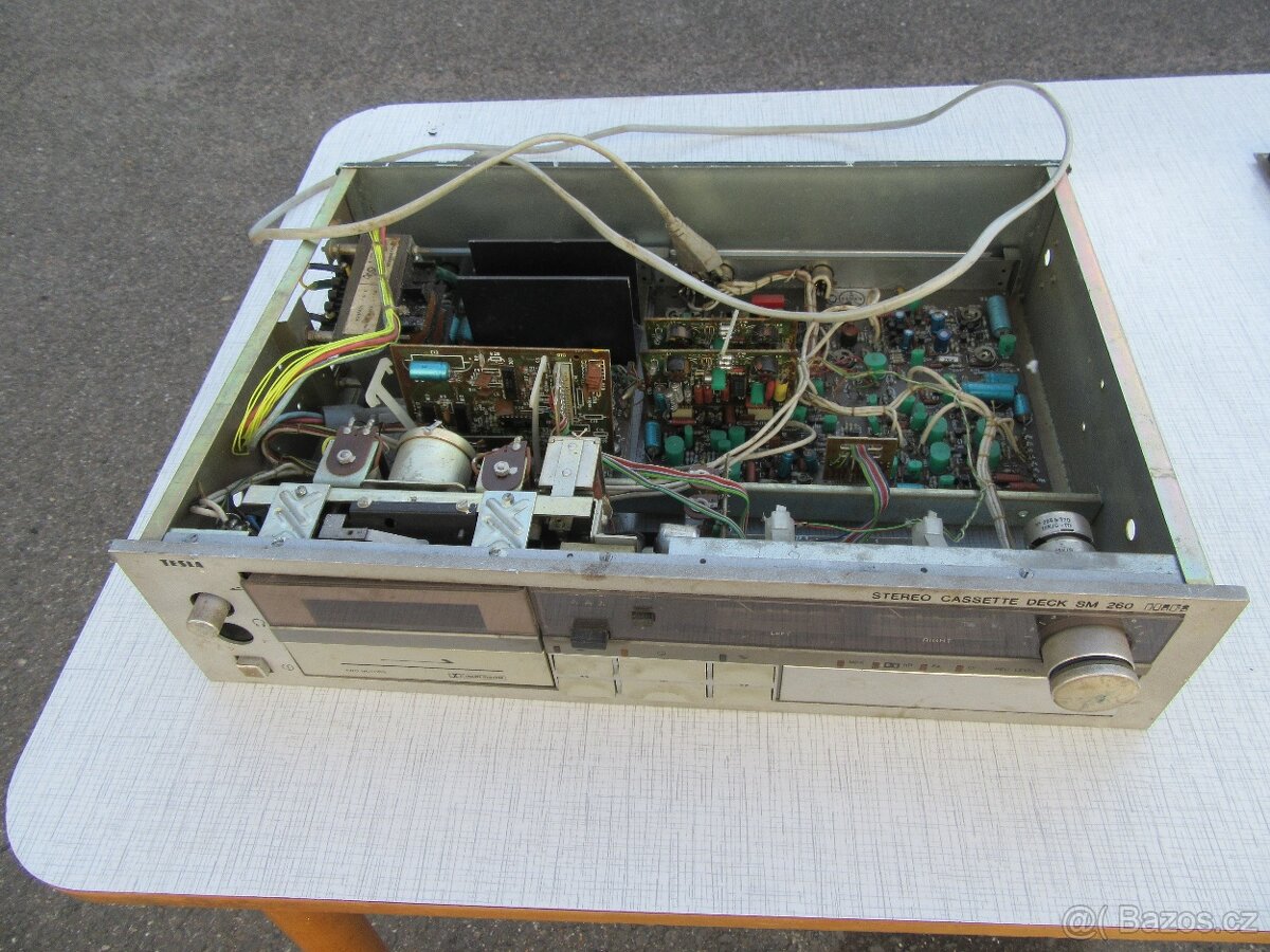 Nabízím tape deck Tesla SM 260. Nekompletní. Nefunkční. Pro