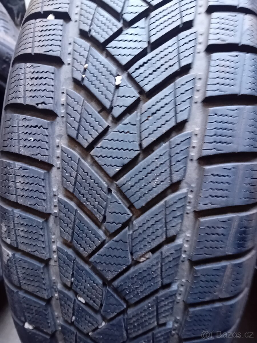 Prodám Sadu pneu 225/65/17 Zimni