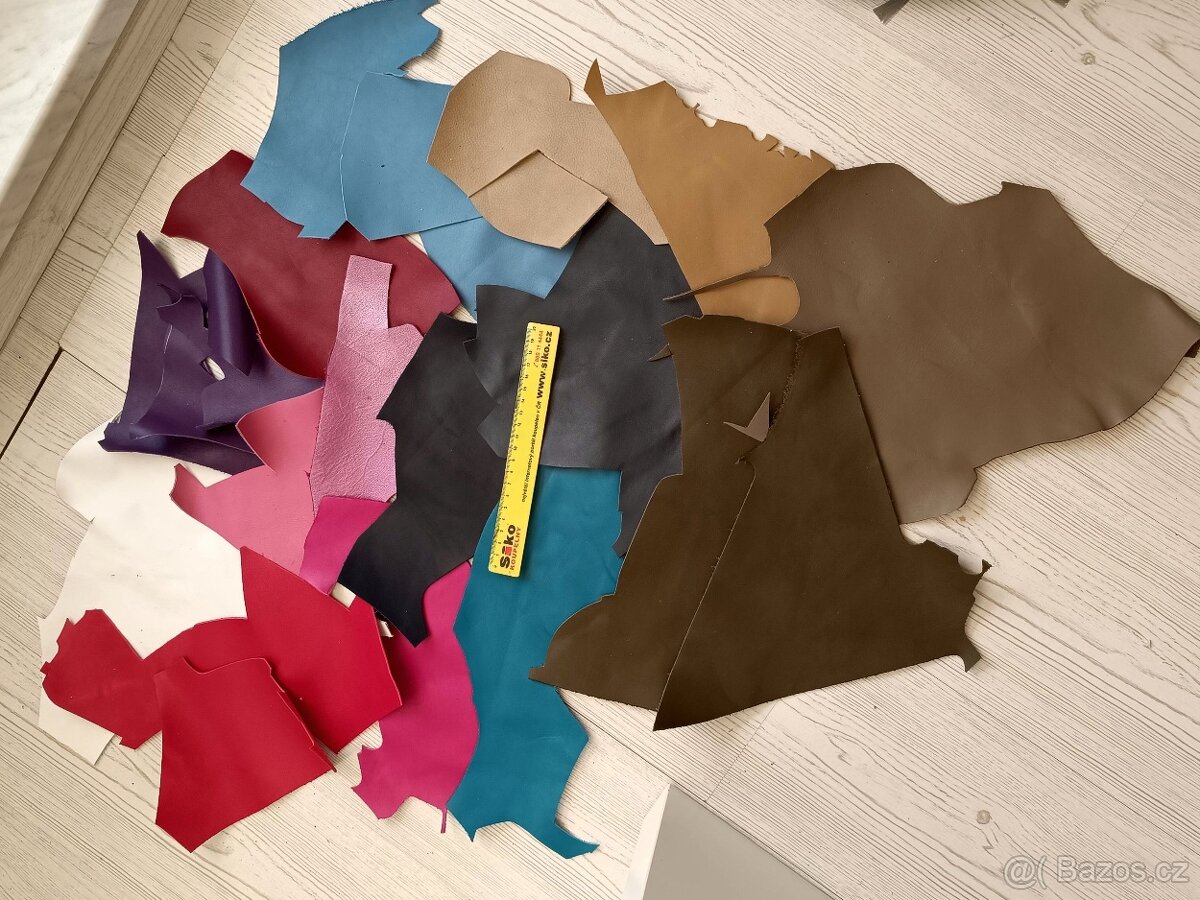 12. zbytky kůže- khaki,béž.,bílá,modrá,červ.,růžová,perl.,fi