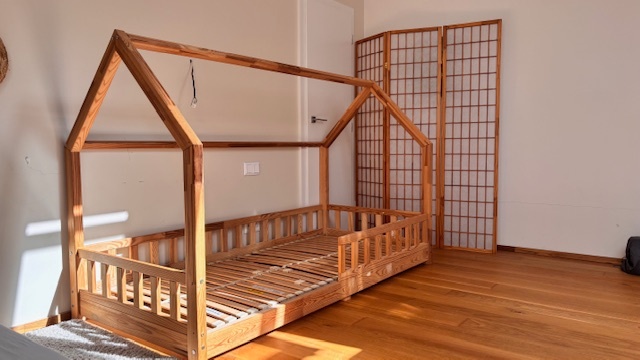 dětská postýlka domeček