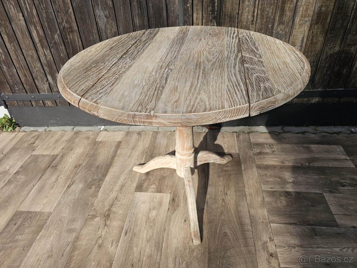 Masivní rozkládací stolek